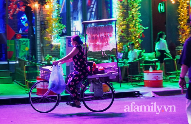 TP.HCM: Phố Tây Bùi Viện vắng chưa từng thấy trong ngày đầu đón khách trở lại sau nhiều tháng đóng cửa chống dịch - Ảnh 8.