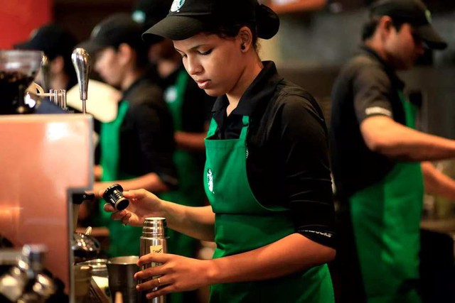 ‘Luật ngầm’ trong mỗi cửa hàng Starbucks khiến nhân viên không được xịt nước hoa, sơn móng tay hay… nhíu mày, đọc xong chỉ muốn ‘tiền đình’! - Ảnh 1.