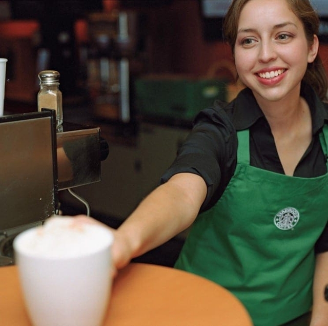 ‘Luật ngầm’ trong mỗi cửa hàng Starbucks khiến nhân viên không được xịt nước hoa, sơn móng tay hay… nhíu mày, đọc xong chỉ muốn ‘tiền đình’! - Ảnh 3.