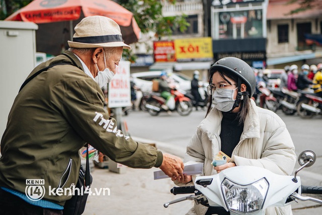  Chuyện đời cụ ông mỗi ca bán 175 chiếc bút tại ngã tư phố Khâm Thiên: “Với tôi, đi làm là nghỉ ngơi còn nằm nhà là chán chường” - Ảnh 11.