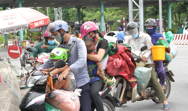 Tiền gửi về, quê hương hoan hỉ, người về ăn Tết thì không, chùm khế có còn ngọt? - Ảnh 3. Tiền gửi về, quê hương hoan hỉ, người về ăn Tết thì không, chùm khế có còn ngọt? - Ảnh 3.