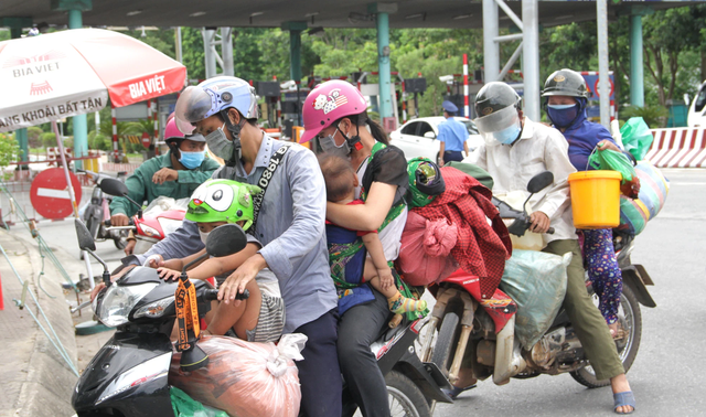 Tiền gửi về, quê hương hoan hỉ, người về ăn Tết thì không, chùm khế có còn ngọt? - Ảnh 3.