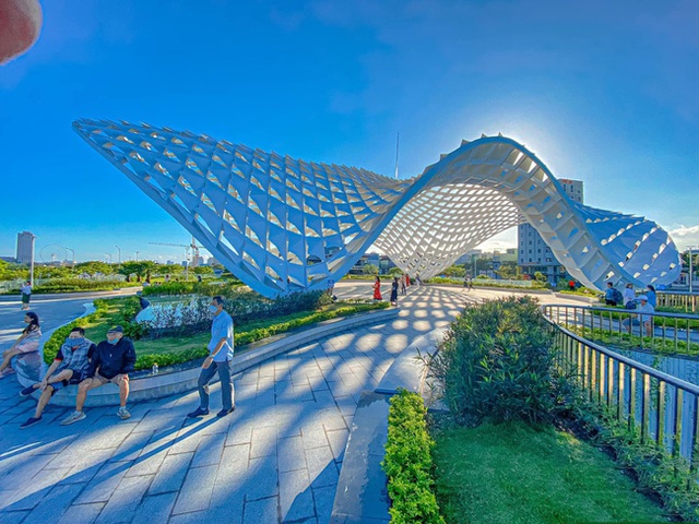 Xem độ hoành tráng của công viên 700 tỷ nằm bên bờ sông Hàn ở Đà Nẵng vừa được khánh thành - Ảnh 7.