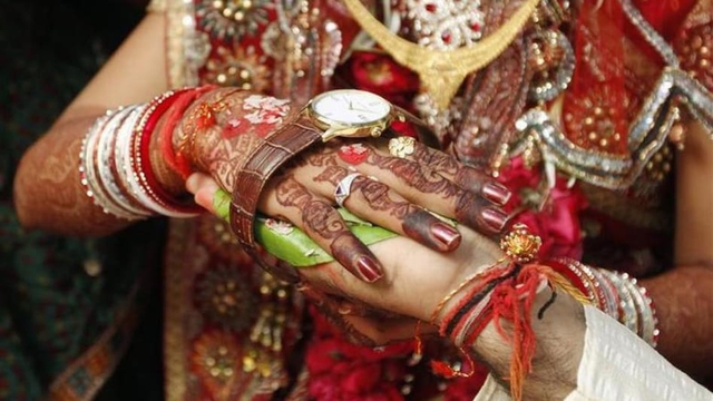 Cha mẹ Ấn Độ vội vã tìm rể, đẩy con gái kết hôn sớm  - Ảnh 1.