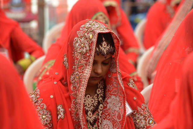 Cha mẹ Ấn Độ vội vã tìm rể, đẩy con gái kết hôn sớm  - Ảnh 3.