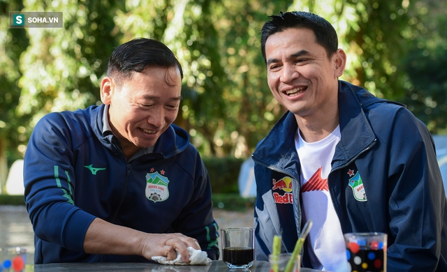 Một ngày của Kiatisuk ở Hoàng Anh Gia Lai: Nấu món Thái, hát tiếng Việt, nói tiếng Anh - Ảnh 2. Một ngày của Kiatisuk ở Hoàng Anh Gia Lai: Nấu món Thái, hát tiếng Việt, nói tiếng Anh - Ảnh 2.