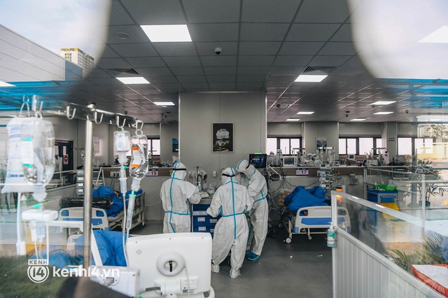 ẢNH: F0 nặng và nguy kịch ở Hà Nội tăng nhanh, bệnh viện tuyến cuối áp lực giành giật sự sống cho bệnh nhân - Ảnh 4.