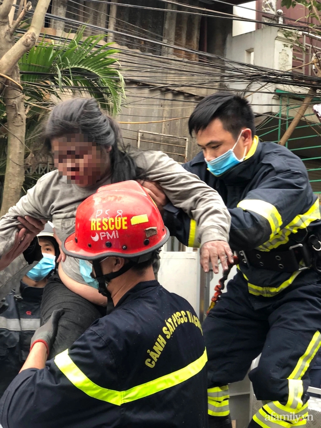 Đề xuất khen thưởng người hùng đạp bung cửa sắt cứu sống bé gái trong ngôi nhà cháy ở Hà Nội - Ảnh 5.