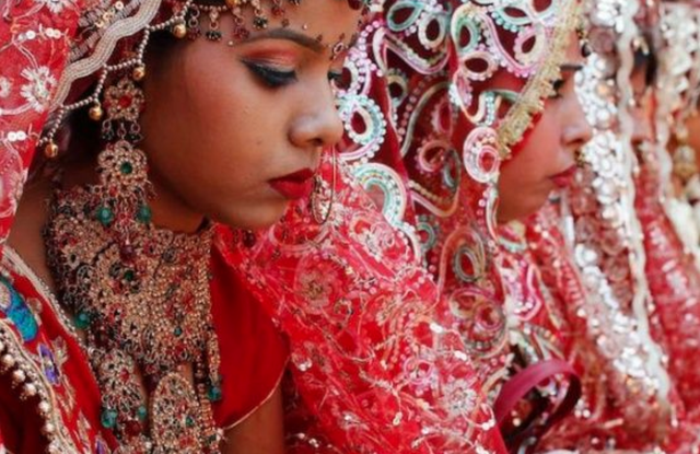 Cha mẹ Ấn Độ vội vã tìm rể, đẩy con gái kết hôn sớm  - Ảnh 2.