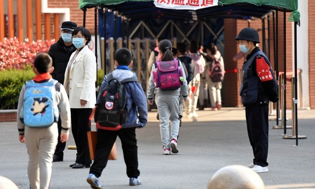 Hơn 5 triệu học sinh Trung Quốc bị dị tật cột sống - Ảnh 1.