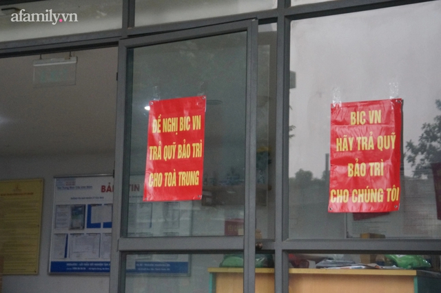Hà Nội: Cư dân Rice City Linh Đàm căng băng rôn, tập trung phản đối chủ đầu tư đưa anh em xã hội đến vận hành tòa nhà - Ảnh 2.