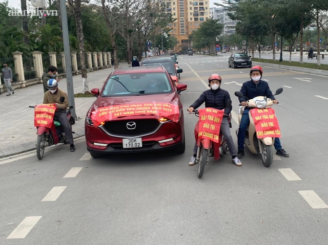 Hà Nội: Cư dân Rice City Linh Đàm căng băng rôn, tập trung phản đối chủ đầu tư đưa anh em xã hội đến vận hành tòa nhà - Ảnh 5.