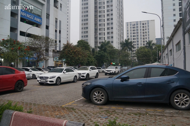 Hà Nội: Cư dân Rice City Linh Đàm căng băng rôn, tập trung phản đối chủ đầu tư đưa anh em xã hội đến vận hành tòa nhà - Ảnh 6.