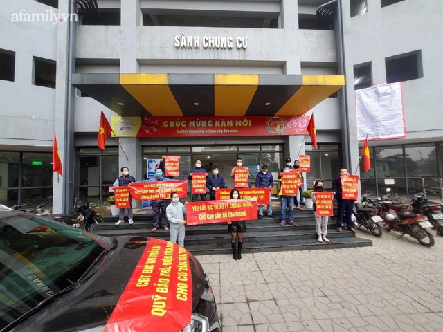 Hà Nội: Cư dân Rice City Linh Đàm căng băng rôn, tập trung phản đối chủ đầu tư đưa anh em xã hội đến vận hành tòa nhà - Ảnh 7.