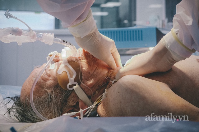 PHÓNG SỰ: Cận cảnh 30 phút sinh tử mở khí quản cho bệnh nhân COVID-19 nguy kịch tại lá chắn cuối cùng - Ảnh 13.