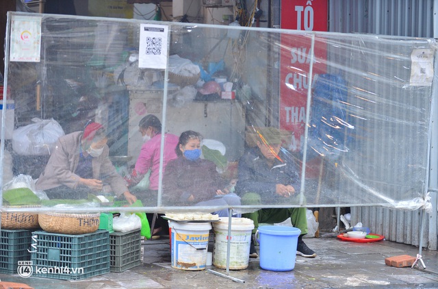 Tiểu thương chợ nhà giàu Hà Nội ngán ngẩm tại phiên Rằm cuối năm: Năm nay ế quá, Tết như thế này thì buồn lắm - Ảnh 3.