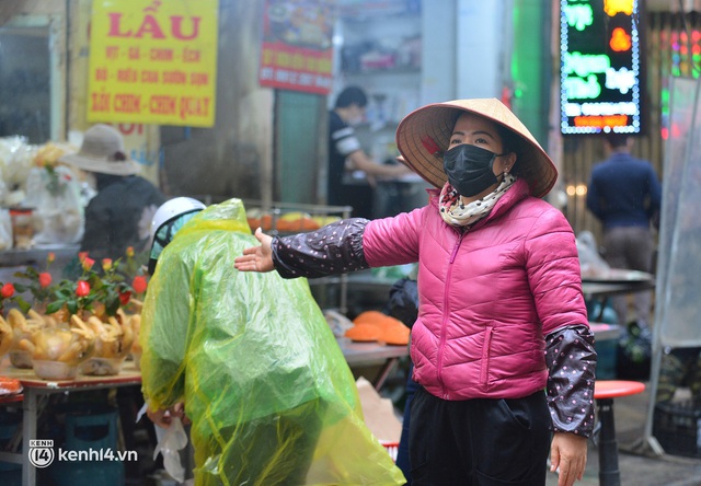 Tiểu thương chợ nhà giàu Hà Nội ngán ngẩm tại phiên Rằm cuối năm: Năm nay ế quá, Tết như thế này thì buồn lắm - Ảnh 6.