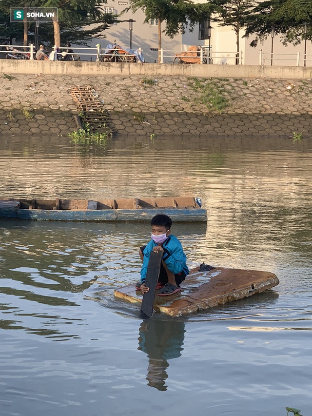 Nước mắt bà mẹ ôm con về từ Biển hồ, vét cạn túi xây nhà 500 nghìn trôi nổi giữa sóng nước - Ảnh 3.