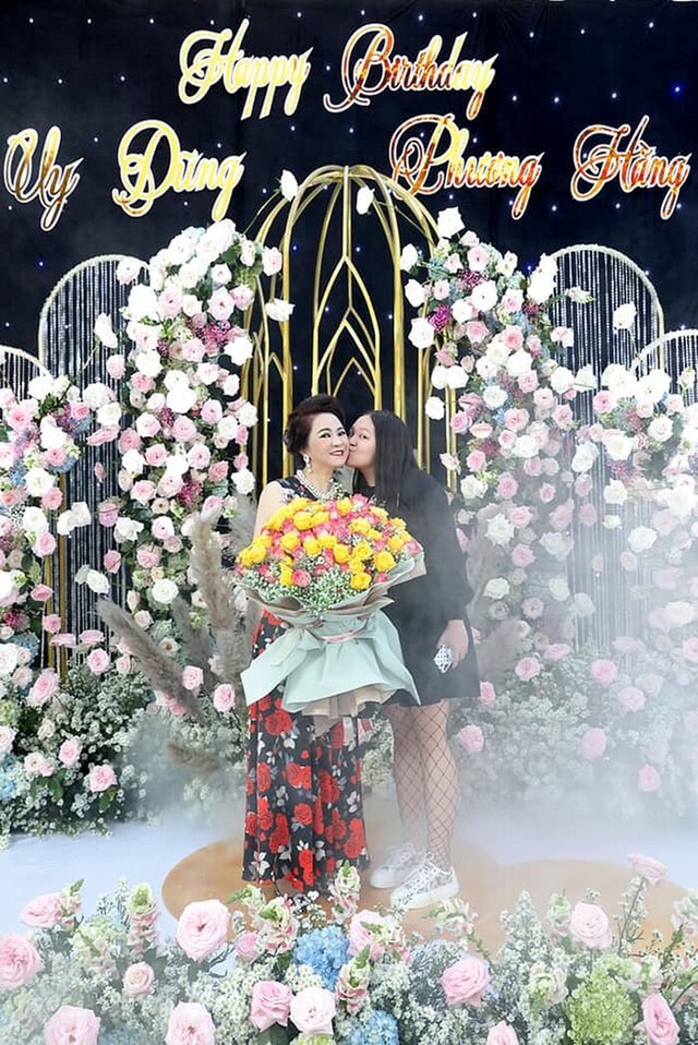  Bà Nguyễn Phương Hằng khoe căn biệt thự giá trăm tỷ của cô con gái 2k6 - Ảnh 6.