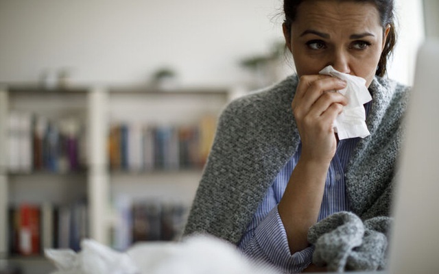 COVID-19 đang gây ra các triệu chứng giống như cảm lạnh thông thường, đặc biệt là ở những người đã được tiêm phòng, theo các chuyên gia.
