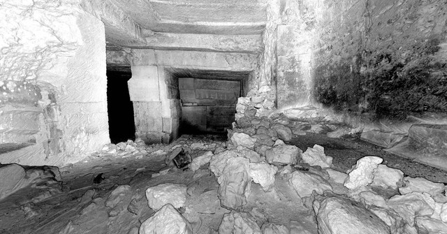Nhà hang động siêu phàm được chạm khắc bằng tay: Nhìn ngoài như đống đổ nát, bước vào trong là công trình kỳ vĩ ai nấy ngả mũ thán phục - Ảnh 3.