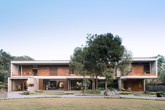 The house is in Indian style, spacious, unique combination of wood and glass opening a dynamic dialogue with nature - Photo 2.