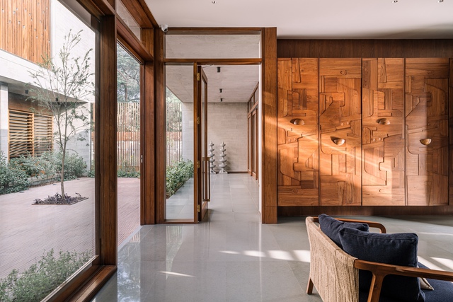 Ngôi nhà theo phong cách Ấn Độ, rộng thênh thang, kết hợp độc đáo giữa gỗ và kính mở ra cuộc đối thoại năng động với thiên nhiên - Ảnh 7.