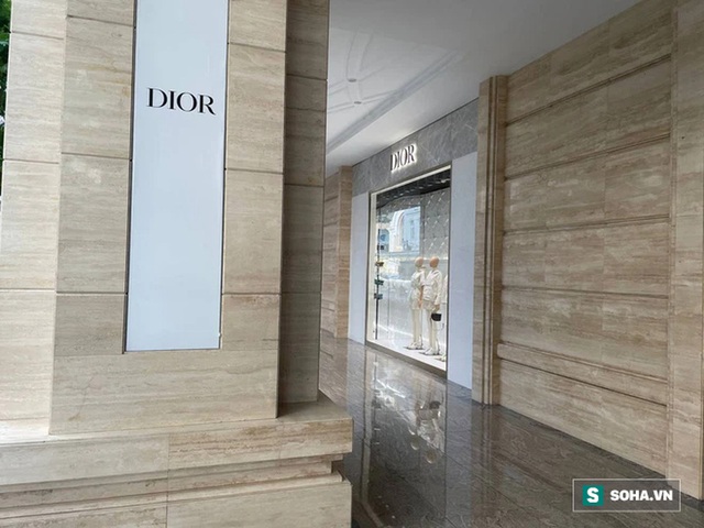  Cận cảnh cửa hàng Dior vừa bị Hà Hồ tố quản lý có thái độ lồi lõm - Ảnh 2.
