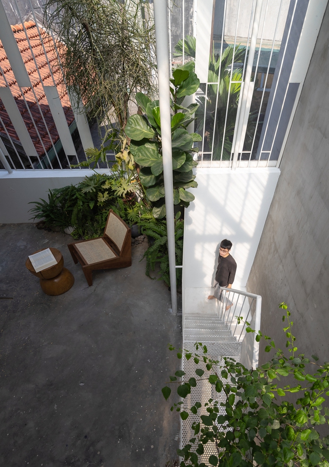 Nhà áo mưa: nhà kính sáng sủa, thông thoáng, giải pháp cho nhà trong hẻm giữa đô thị Hà Nội chật hẹp - Ảnh 10.