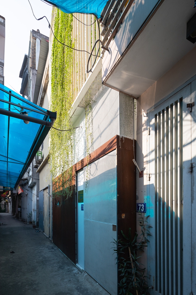 Nhà áo mưa: nhà kính sáng sủa, thông thoáng, giải pháp cho nhà trong hẻm giữa đô thị Hà Nội chật hẹp - Ảnh 2.