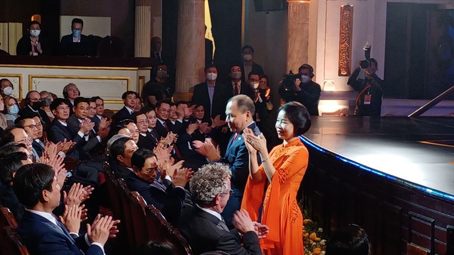  Điều đặc biệt về mẫu áo dài được vợ ông Phạm Nhật Vượng mặc trong lễ trao giải VinFuture - Ảnh 2.