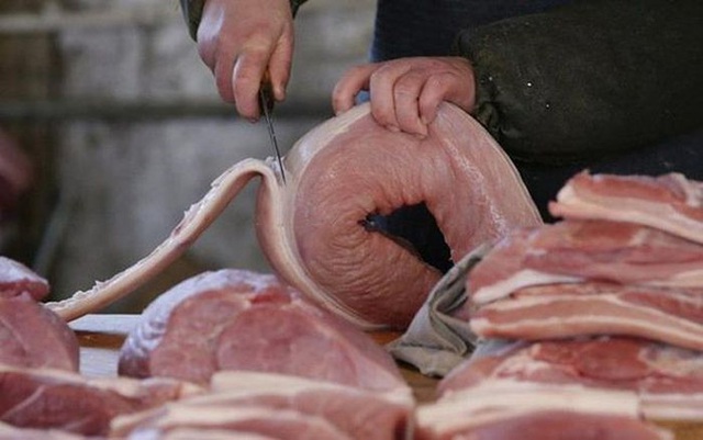 6 dấu hiệu chứng tỏ thịt lợn ngoài chợ đã bị bơm nước, nhiễm bẩn, gian thương lợi dụng ăn lãi to dịp Tết chẳng dại gì rỉ tai mách bạn tránh né - Ảnh 3.