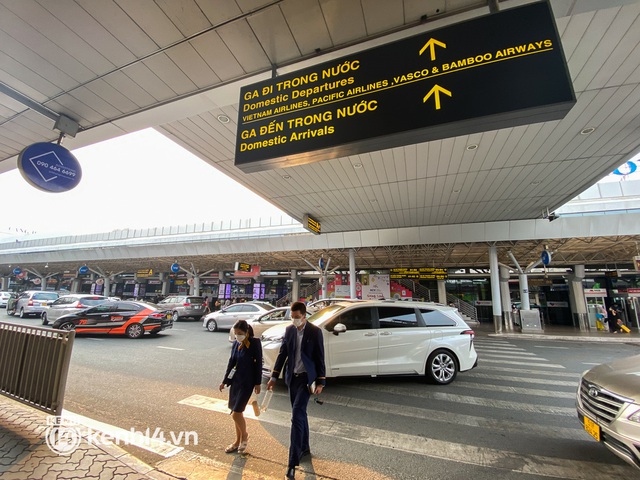 Ảnh, clip: Sân bay Tân Sơn Nhất nhộn nhịp người về quê đón Tết, hành khách rồng rắn xếp hàng dài check in - Ảnh 1.