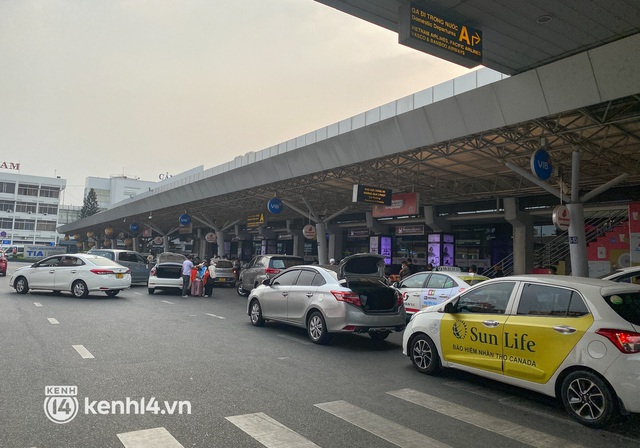Ảnh, clip: Sân bay Tân Sơn Nhất nhộn nhịp người về quê đón Tết, hành khách rồng rắn xếp hàng dài check in - Ảnh 2.