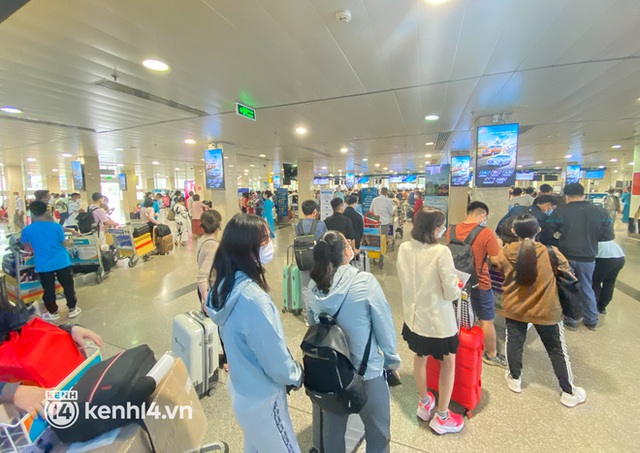 Ảnh, clip: Sân bay Tân Sơn Nhất nhộn nhịp người về quê đón Tết, hành khách rồng rắn xếp hàng dài check in - Ảnh 11.