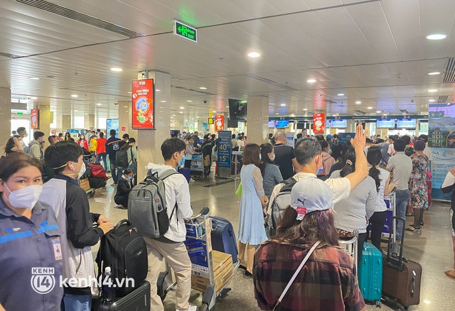 Ảnh, clip: Sân bay Tân Sơn Nhất nhộn nhịp người về quê đón Tết, hành khách rồng rắn xếp hàng dài check in - Ảnh 15.
