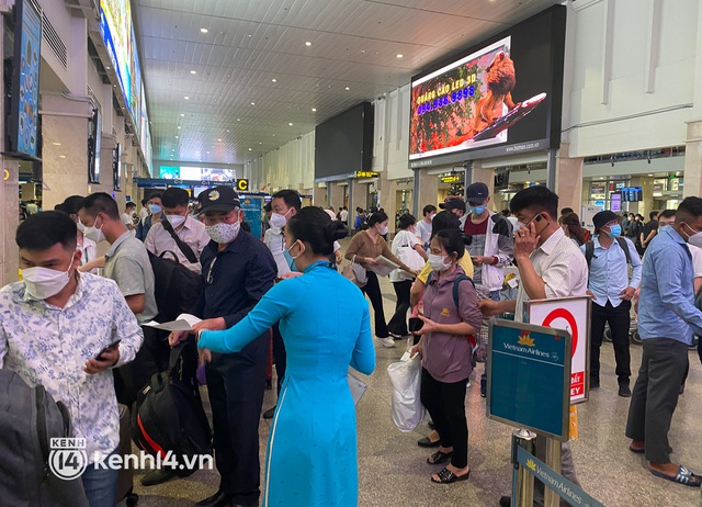 Ảnh, clip: Sân bay Tân Sơn Nhất nhộn nhịp người về quê đón Tết, hành khách rồng rắn xếp hàng dài check in - Ảnh 18.