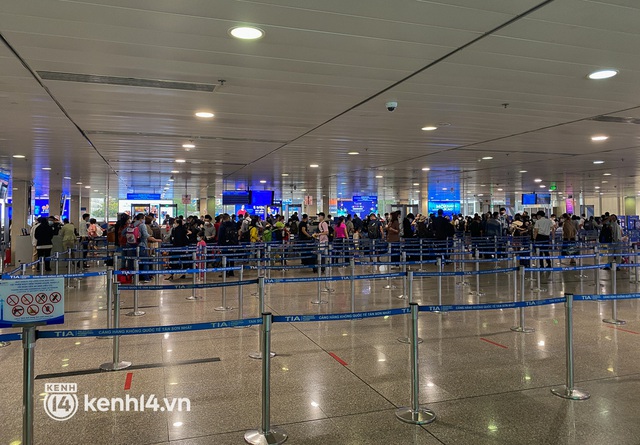 Ảnh, clip: Sân bay Tân Sơn Nhất nhộn nhịp người về quê đón Tết, hành khách rồng rắn xếp hàng dài check in - Ảnh 19.
