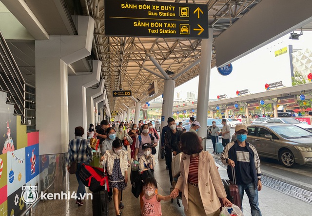 Ảnh, clip: Sân bay Tân Sơn Nhất nhộn nhịp người về quê đón Tết, hành khách rồng rắn xếp hàng dài check in - Ảnh 4.