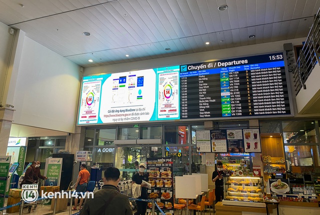 Ảnh, clip: Sân bay Tân Sơn Nhất nhộn nhịp người về quê đón Tết, hành khách rồng rắn xếp hàng dài check in - Ảnh 7.