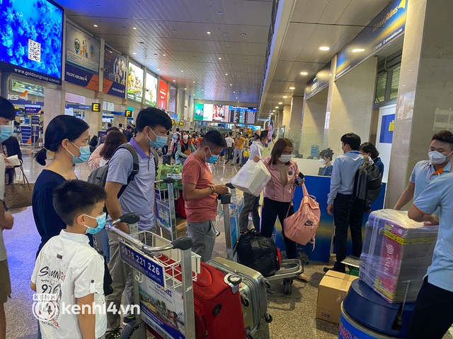 Ảnh, clip: Sân bay Tân Sơn Nhất nhộn nhịp người về quê đón Tết, hành khách rồng rắn xếp hàng dài check in - Ảnh 8.