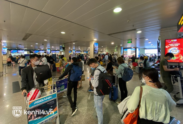 Ảnh, clip: Sân bay Tân Sơn Nhất nhộn nhịp người về quê đón Tết, hành khách rồng rắn xếp hàng dài check in - Ảnh 10.