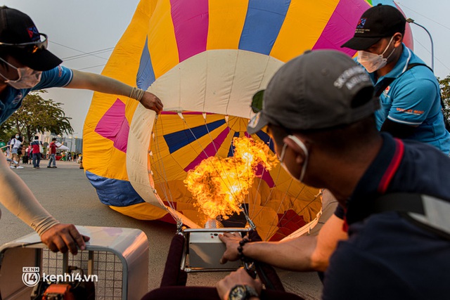  Ảnh, clip: Người dân TP.HCM thích thú ngắm nhìn khinh khí cầu rực rỡ sắc màu ở nóc hầm Thủ Thiêm - Ảnh 8.