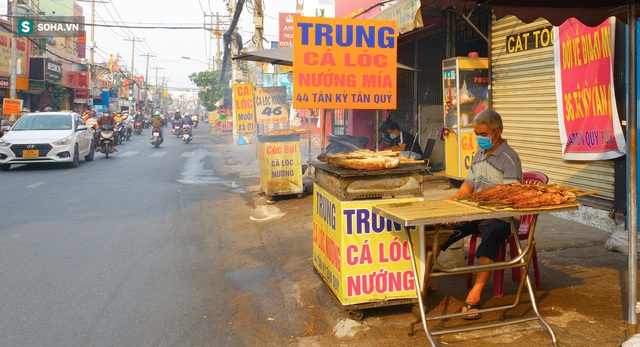 Cá lóc nướng đắt hàng gấp 3-4 lần ngày thường, khách đi nửa vòng thành phố đến mua - Ảnh 1.