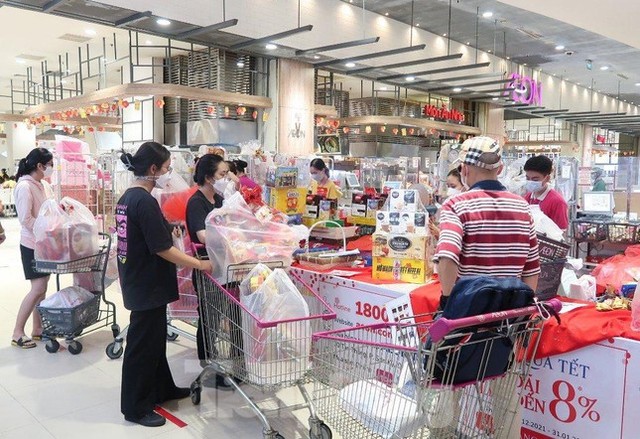 Sức mua tăng nhanh, siêu thị tại TPHCM mở cửa đến nửa đêm bán hàng Tết - Ảnh 1.
