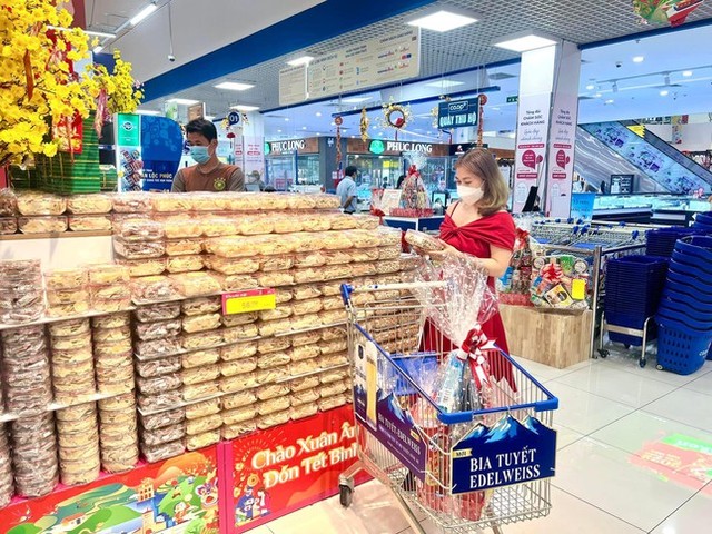 Sức mua tăng nhanh, siêu thị tại TPHCM mở cửa đến nửa đêm bán hàng Tết - Ảnh 2.