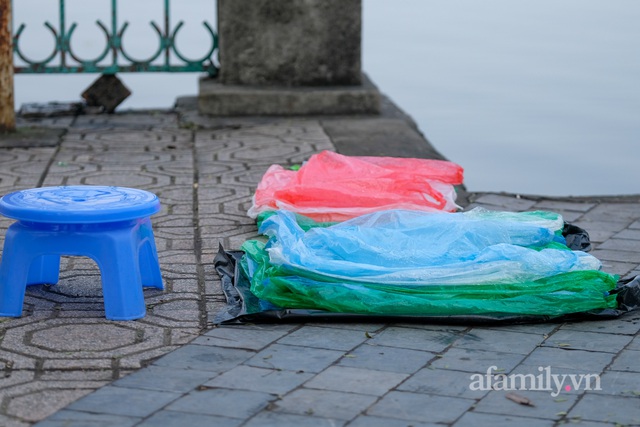 Người Hà Nội tranh thủ đi thả cá chép sớm vì sợ quá giờ đẹp tiễn ông Công ông Táo về trời, nhưng cá vừa xuống nước đã... ngửa bụng - Ảnh 14.