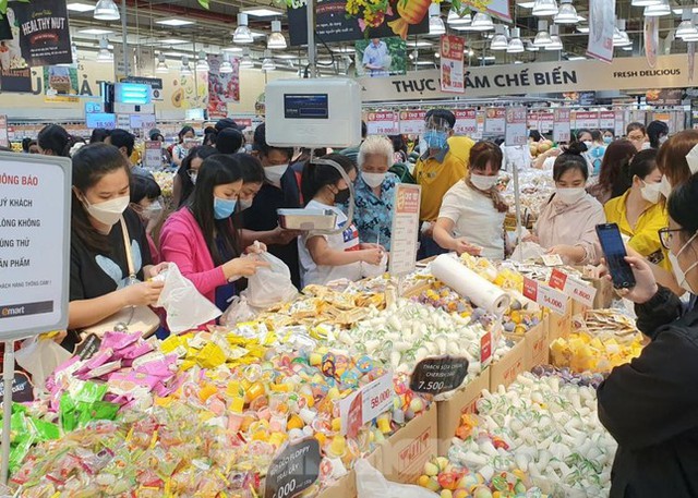 Sức mua tăng nhanh, siêu thị tại TPHCM mở cửa đến nửa đêm bán hàng Tết - Ảnh 3.