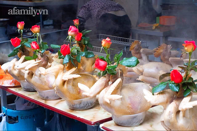 Giá gần nửa triệu đồng, gà ngậm bông hồng cúng ông Công ông Táo ở chợ nhà giàu vẫn cực đắt khách năm nay - Ảnh 8.