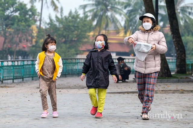 Người Hà Nội tranh thủ đi thả cá chép sớm vì sợ quá giờ đẹp tiễn ông Công ông Táo về trời, nhưng cá vừa xuống nước đã... ngửa bụng - Ảnh 8.